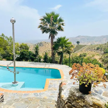 Con Piscina Privada By At *