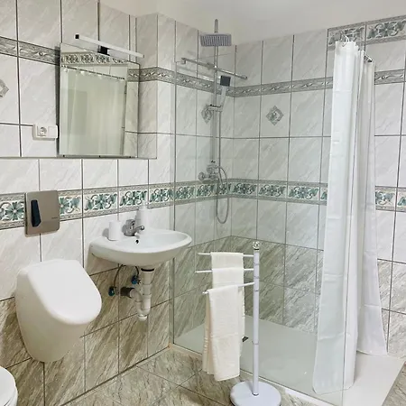 Con Piscina Privada By At *
